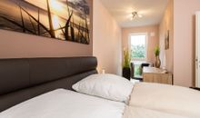 Wohn-/Schlafzimmer mit Zugang zum Balkon
