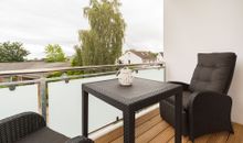 Wohn-/Schlafbereich mit Blick zum Balkon