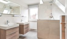 Bad mit begehbarer Dusche