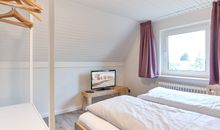 Schlafzimmer 1 mit Doppelbett und TV