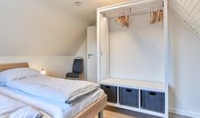 Schlafzimmer 1 mit Doppelbett und TV