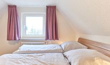 Schlafzimmer 1 mit Doppelbett und TV