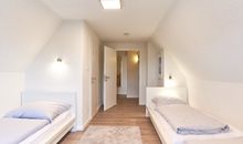 Schlafzimmer 2 mit drei Einzelbetten und begehbarem Schrank