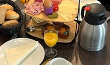 Frühstück im Cafe sauer & saftig