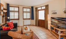 Wohnzimmer mit offener Küche und Schlafcouch