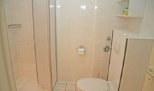 Badezimmer mit Dusche und WC