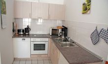 Küche mit Spüler und Backofen