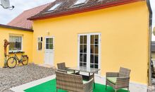Terrasse vor Ellas Gehöft