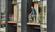 vom Balkon aus hat man einen tollen Blick auf die Schlei und das Treiben am Hafen