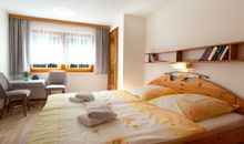 Schlafzimmer mit Doppelbett