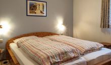 Schlafzimmer mit gemütlichem Doppelbett