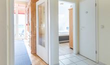 Blick ins Wohnzimmer und Schlafzimmer