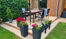 Es erwartet Sie eine gemütliche Terrasse und ein großer Garten.