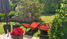 Es erwartet Sie eine gemütliche Terrasse und ein großer Garten.