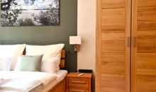 offenes Wohn-/Schlafzimmer mit einem bequemen Doppelbett in Komforthöhe
