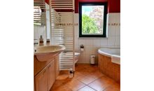 Das Wellnessbad - mit Regendusche, Eckbadewanne und Fußbodenheizung.