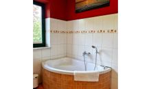 Das Wellnessbad - mit Regendusche, Eckbadewanne und Fußbodenheizung.