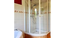 Das Wellnessbad - mit Regendusche, Eckbadewanne und Fußbodenheizung.