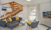 Wohn-/Esszimmer mit Kamin und offener Küche