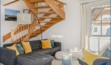 Wohn-/Esszimmer mit Kamin und offener Küche