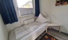 Einzelbett im Gästezimmer