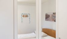 Schlafzimmer mit Schrank