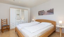 Schlafzimmer mit Doppelbett