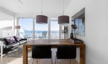 Esstisch mit Seeblick
