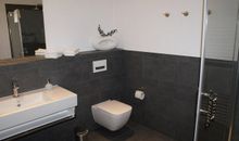 Badezimmer mit Dusche/WC