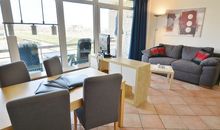 Wohnzimmer mit Zugang zum Balkon