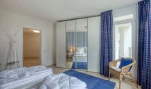 Schlafzimmer mit Schrank