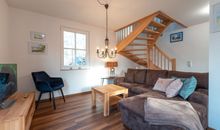Wohnbereich und Treppe in das Dachgeschoss