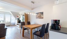 Wohnzimmer mit Zugang zum Balkon