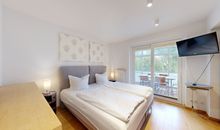1.Schlafzimmer mit Doppelbett und TV