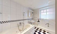 Badezimmer mit Badewanne