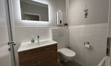 Bad mit Dusche und WC