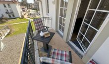 bestuhlter Balkon mit Blickrichtung nach vorne