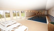 Pool im unterem Bereich mit Ruhebereich