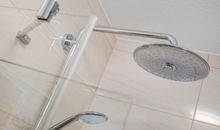 Badezimmer mit Badewanne & Dusche