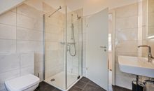 Badezimmer mit Badewanne & Dusche