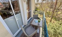 In Ruhe auf dem Balkon entspannen