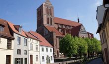 Der Wohnbereich mit Zugang zur möblierten Terrasse