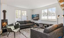 großzügiges Wohn-/Esszimmer mit Kamin, offener Küche und Zugang zum Garten
