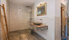 Bad im EG mit Dusche und Zugang zur Sauna