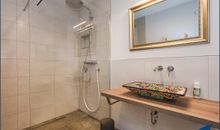 Bad im EG mit Dusche und Zugang zur Sauna