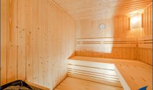 Sauna im Erdgeschoss mit angrenzendem Badezimmer