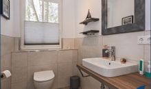Bad im EG mit Dusche und Zugang zur Sauna