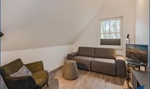 gemütlicher Raum mit Schlafsofa