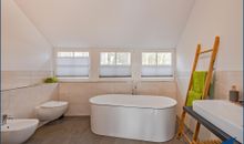 Bad im OG mit Dusche und freistehender Badewanne