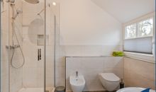 Bad im OG mit Dusche und freistehender Badewanne
